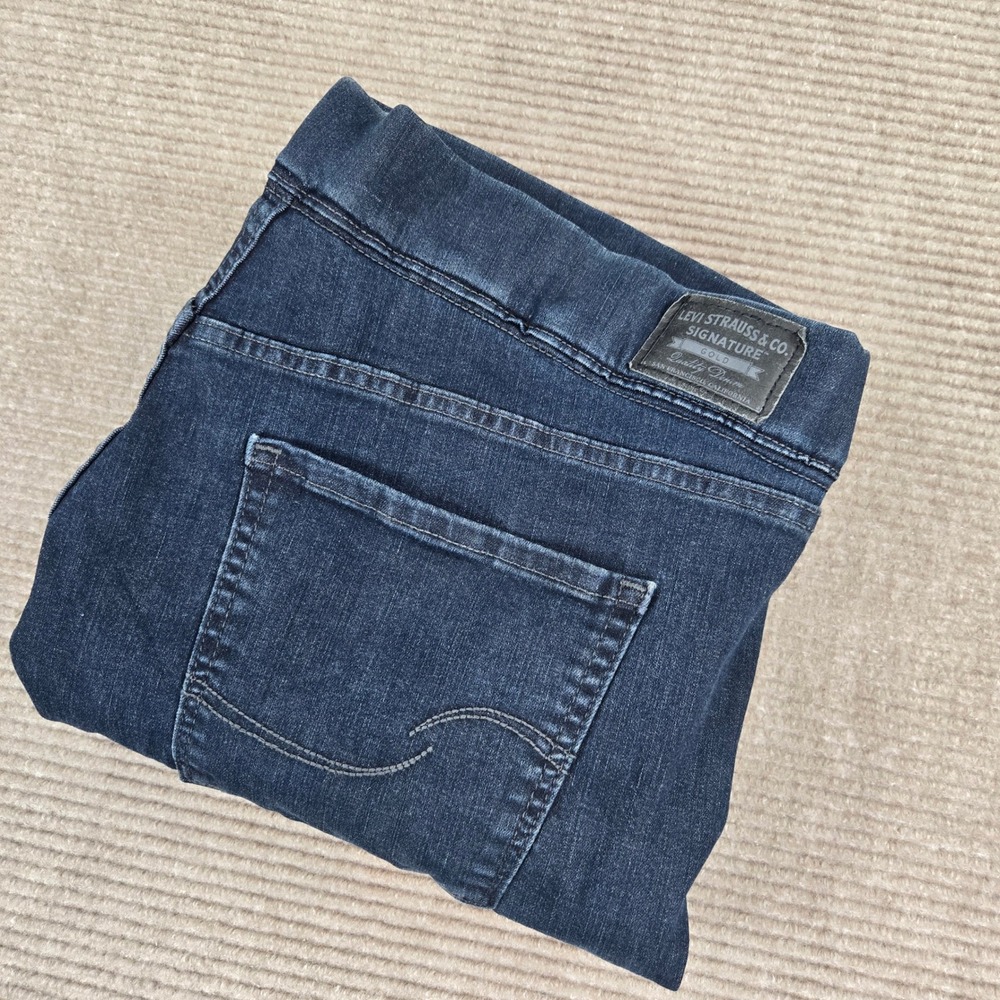 Levi Strauss Signature Womens 22M Dark Wash Totally Shaping Pull On Bootcut Jean